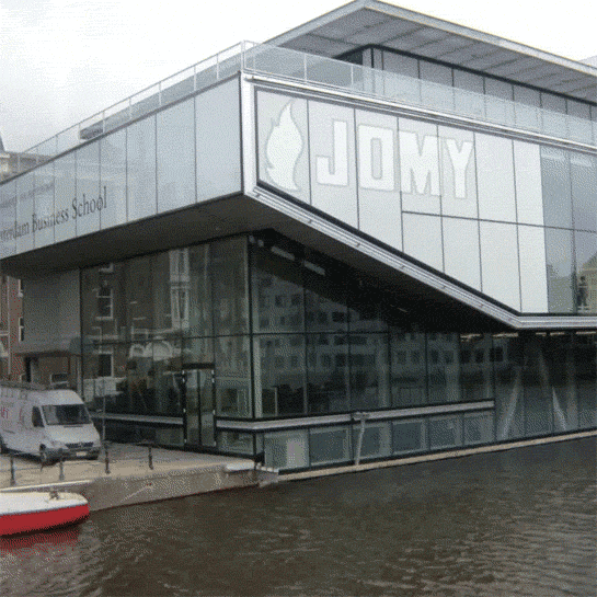 Volledig verdoken traparmen Verborgen evacuatietrap die wanneer nodig uit het gebouw kan worden neergelaten. Hier voor de Amsterdamse Business School.
